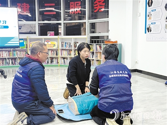 志愿者們利用模擬人進(jìn)行現(xiàn)場(chǎng)演示，并指導(dǎo)居民進(jìn)行實(shí)操訓(xùn)練。