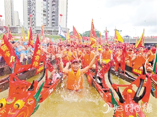 棠下端午龍舟會(huì)現(xiàn)場(chǎng)熱鬧非凡。