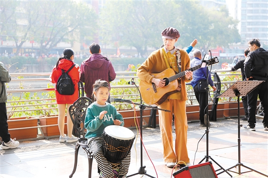 7歲市民候樂儀即興伴奏，表演非洲鼓，現(xiàn)場氣氛熱鬧喜慶。