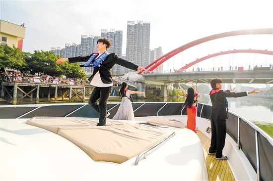 活動現(xiàn)場，一艘游艇出現(xiàn)在江門河上，飄出悠揚(yáng)的歌聲，船上的演員身著禮服載歌載舞。郭永樂