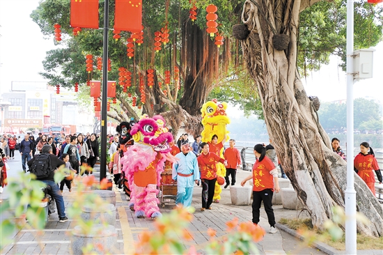 市民游客跟著醒獅一邊巡游，一邊觀賞江門美景。