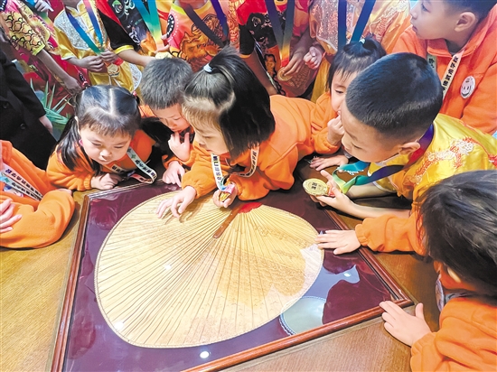 我市“小醒獅”與七臺河市“冠軍寶寶”參觀葵博園，現(xiàn)場欣賞各種葵藝制品。