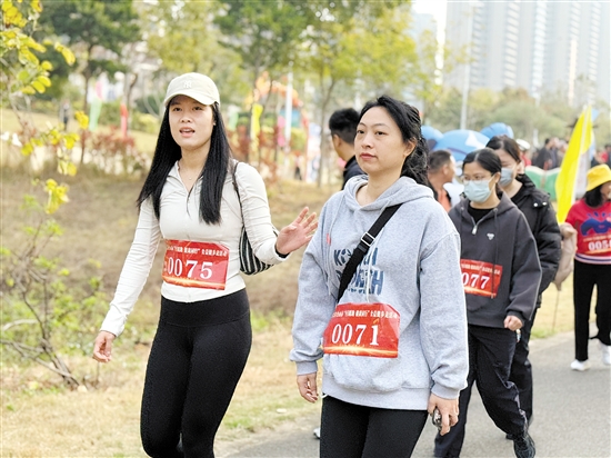 市民健步走迎接新年，傳遞健康和公益的理念。