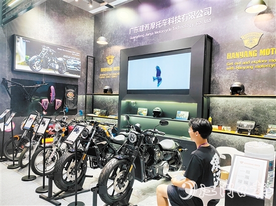 蓬江區(qū)摩托車企業(yè)積極往外拓展市場、尋找出路。圖為第136屆廣交會上的建雅摩托展位。
