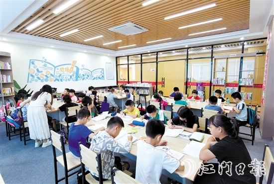 棠下鎮(zhèn)總工會巧用職工書屋豐富職工子女寒暑假托管活動。