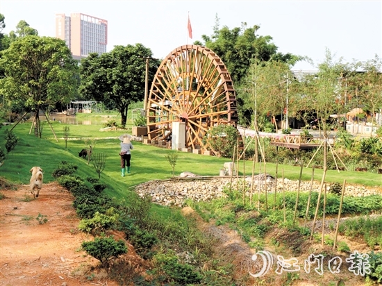 小官田村發(fā)動(dòng)社會(huì)力量投資500多萬元打造“綠美吉村”項(xiàng)目，建設(shè)了傳統(tǒng)農(nóng)耕水輪車、美麗稻田等景觀。