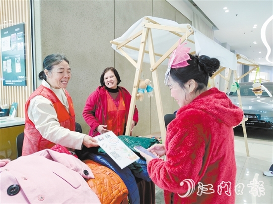 志愿者霞姐的衣物攤位吸引了不少顧客前來選購(gòu)。
