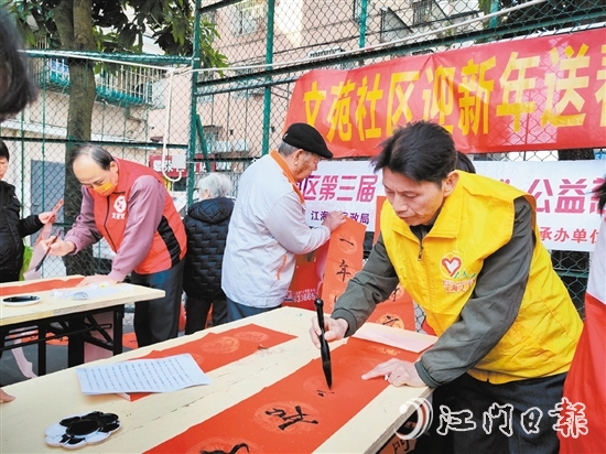 志愿者在攤位上揮毫潑墨。