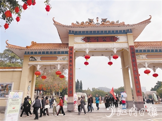 徒步隊伍沿著鰲峰山腳下的步行道步行，最后到達東門廣場。