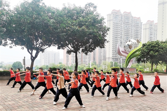 紫茶小學(xué)利用課間開(kāi)展武術(shù)、軍體拳教學(xué)，引導(dǎo)孩子強(qiáng)身健體。