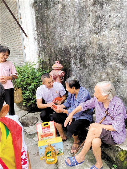 陳德洪（左一）在新會區(qū)梅江村慰問長者。
