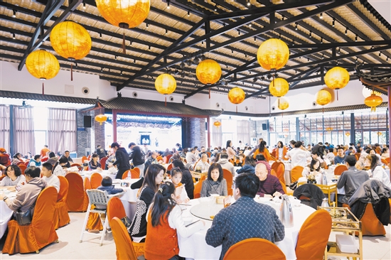 禮東美食街匯聚了30多家特色田園餐飲店，吸引了眾多游客前來(lái)品嘗美食。2022年，禮東美食街獲得第二批“廣東省粵菜美食街”榮譽(yù)稱號(hào)。