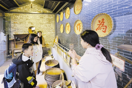 農(nóng)耕文化展示館里的農(nóng)具全是村民捐獻(xiàn)的，引發(fā)了孩子們的好奇心。