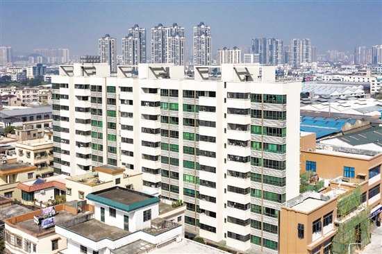 村民公寓樓拔地而起，大幅提升村民居住水平的同時(shí)還增加了村集體經(jīng)濟(jì)收入。