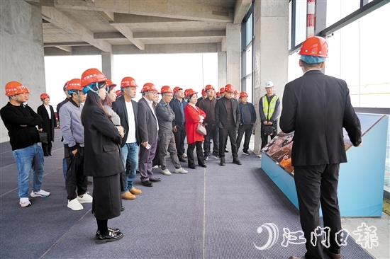 企業(yè)家們從江海區(qū)社會智慧治理技術(shù)創(chuàng)新中心16樓俯瞰安全應(yīng)急產(chǎn)業(yè)園。