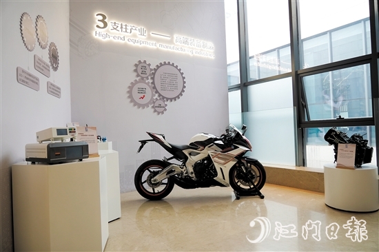 龍溪湖江海區(qū)產(chǎn)業(yè)展廳展示著一輛“江海造”摩托車。