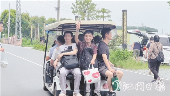職工在石板沙村快樂游玩。