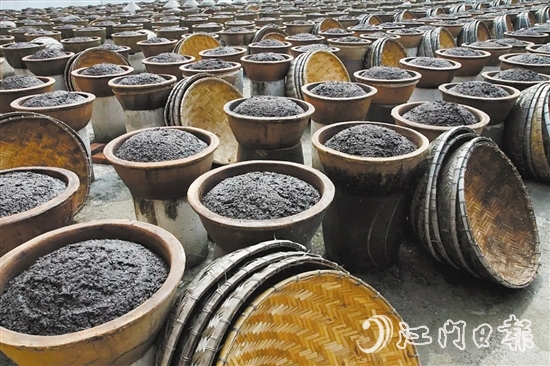 鶴山市東古調(diào)味食品有限公司堅(jiān)持百年古法釀造工藝，打造百年“老字號(hào)”企業(yè)。