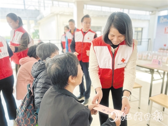 鶴山市紅十字會(huì)向困難群眾代表發(fā)放慰問金。