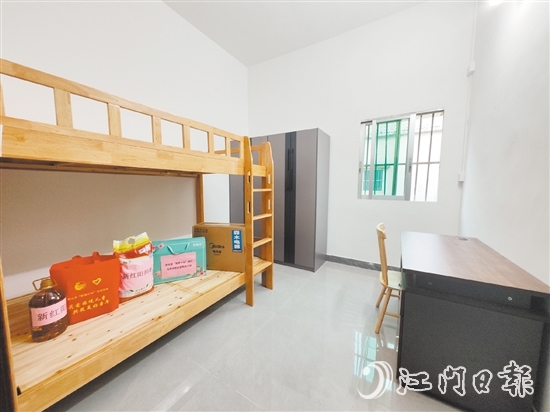 團(tuán)鶴山市委實(shí)施“筑夢(mèng)小屋”項(xiàng)目，對(duì)共和鎮(zhèn)鐵崗村小呂姐弟的房間進(jìn)行改造，為他們提供良好的學(xué)習(xí)和生活環(huán)境。
