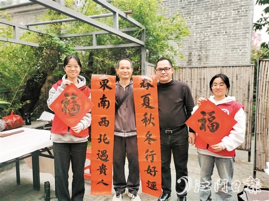群眾拿到揮春后臉上洋溢著幸福的笑容。