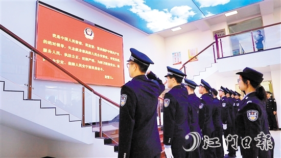 全體民輔警重溫公安機(jī)關(guān)人民警察誓詞，錚錚誓言、鏗鏘有力，盡顯人民警察的忠誠(chéng)與初心。