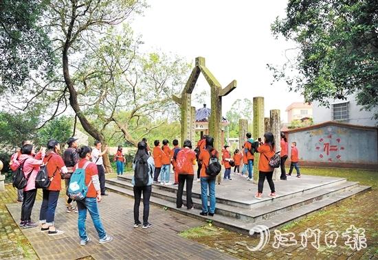 游客到歇馬村勵(lì)志園“打卡”。