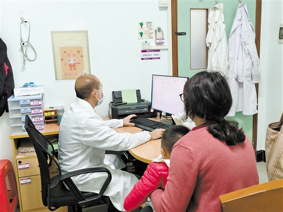 老人和小孩是流感易感人群，要注意防護。圖為醫(yī)生為患兒看診。