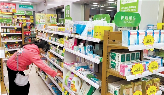 市民在藥店內(nèi)選購藥品。