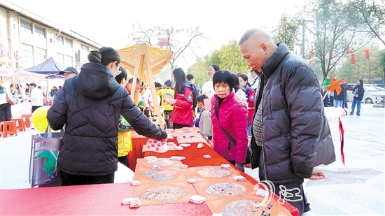 “暖心送福迎新春”公益市集活動(dòng)吸引了不少市民參與。