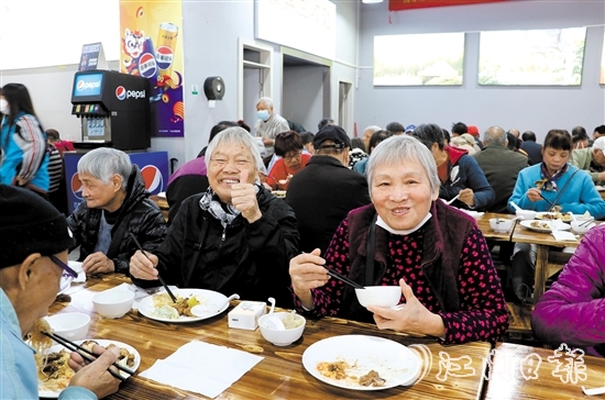 在活動主會場，長者一邊吃著自助餐，一邊為活動點贊。
