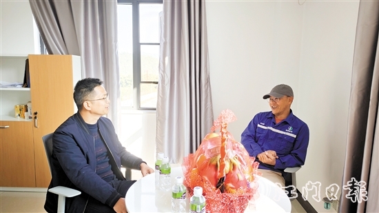 恩平市人社局慰問(wèn)高級(jí)人才恩平市佛燃能源有限公司高級(jí)工程師何偉搪（右）。