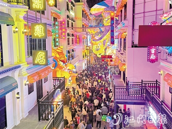 夢(mèng)回開平·僑海華韻街區(qū)以夜經(jīng)濟(jì)為特色，為游客提供夜間休閑娛樂的好去處。