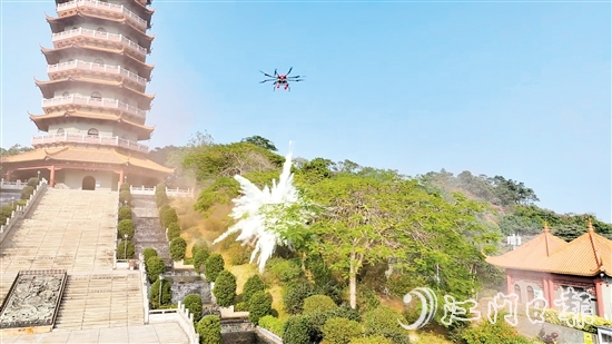 無(wú)人機(jī)精準(zhǔn)投下一枚滅火彈，瞬間四周騰起白色霧氣，火勢(shì)得到有效控制。