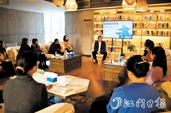 一場(chǎng)關(guān)于“音樂(lè)與素質(zhì)教育”的交流會(huì)在江海區(qū)龍溪湖閱讀中心舉行。
