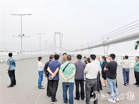 深中通道通車前，新會區(qū)政協(xié)委員前往項目現(xiàn)場調(diào)研。