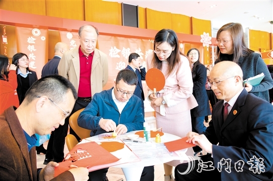 活動現(xiàn)場，不少人親手制作廉潔手工藝品。