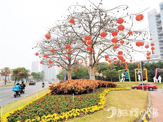 鶴山城區(qū)主要干道增花添綠、張燈結(jié)彩，新春氛圍濃厚。
