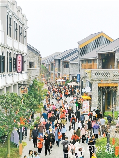 去年春節(jié)，不少市民、游客來(lái)到江門(mén)古勞水鄉(xiāng)旅游區(qū)游玩，感受水鄉(xiāng)魅力。