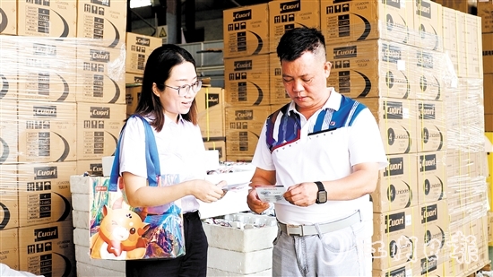江門農(nóng)商銀行客戶經(jīng)理走訪農(nóng)戶。