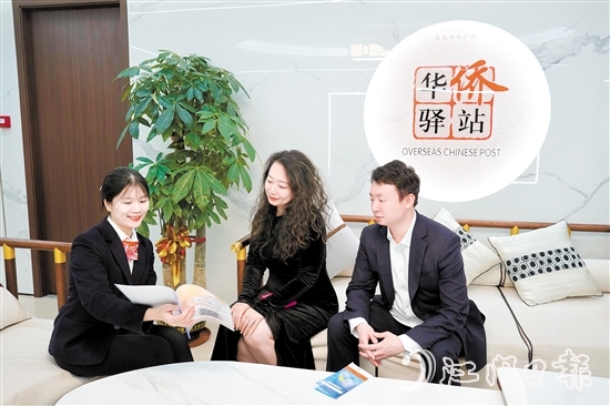 江門中行員工為私行客戶介紹最新的理財方案。