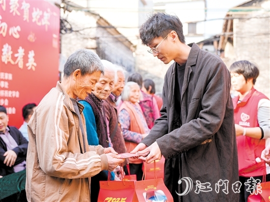 禮樂(lè)鄉(xiāng)親接收慰問(wèn)金以及禮物。