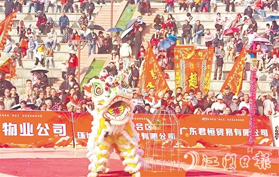 比賽中，各支隊(duì)伍帶來(lái)精彩表演。