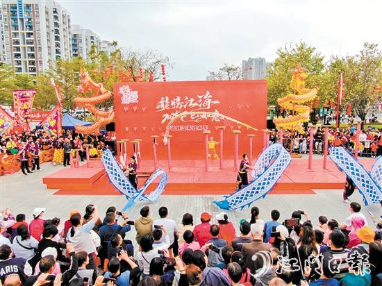 春節(jié)假期，市民游客在看舞龍表演，大飽眼福。