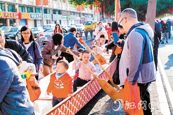 禮樂(lè)龍舟劃進(jìn)“非遺版”春節(jié)，吸引眾多市民圍觀體驗(yàn)。