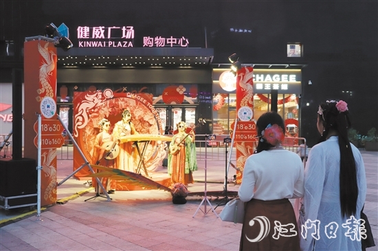 在健威廣場，身穿漢服的市民駐足欣賞國潮音樂表演。