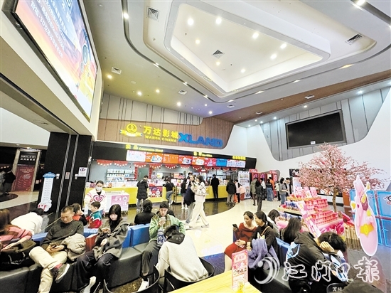 大年初二，江門萬達影城迎來許多觀影的市民。