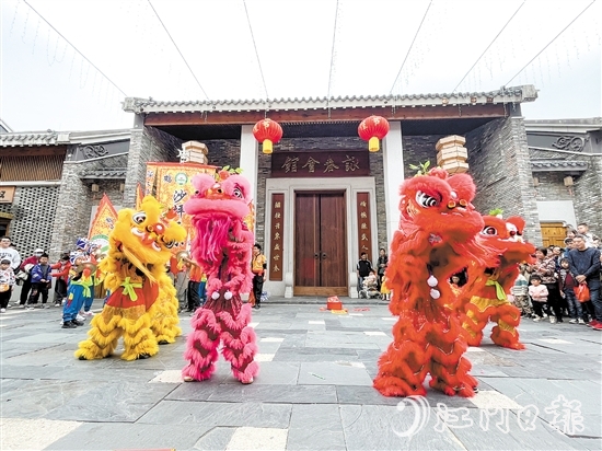 在江門古勞水鄉(xiāng)旅游區(qū)，來自沙坪二小的可愛“小醒獅”為市民游客帶來精彩表演。