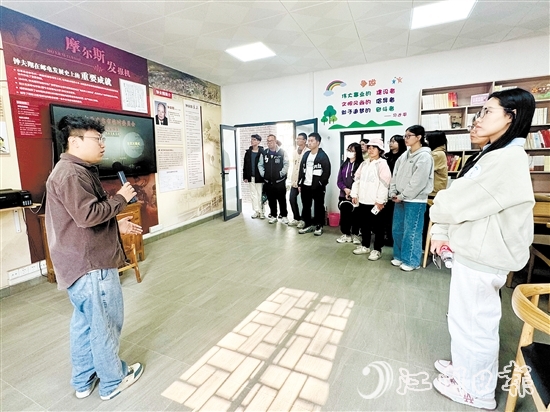 學子走訪省“百千萬工程”典型村和企業(yè)，了解家鄉(xiāng)發(fā)展情況。