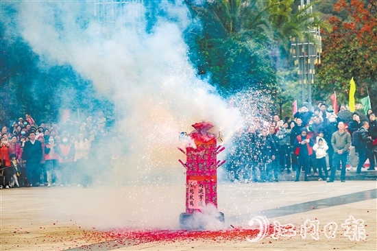 搶花炮活動(dòng)人氣十足。劉淑君